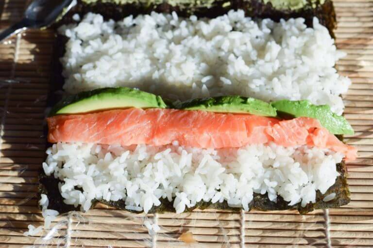 Maki Sushi mit Lachs und Avocado - Sushi selber machen - Sushirolle.de
