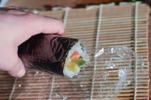 Maki Sushi mit Lachs und Avocado - Sushi selber machen