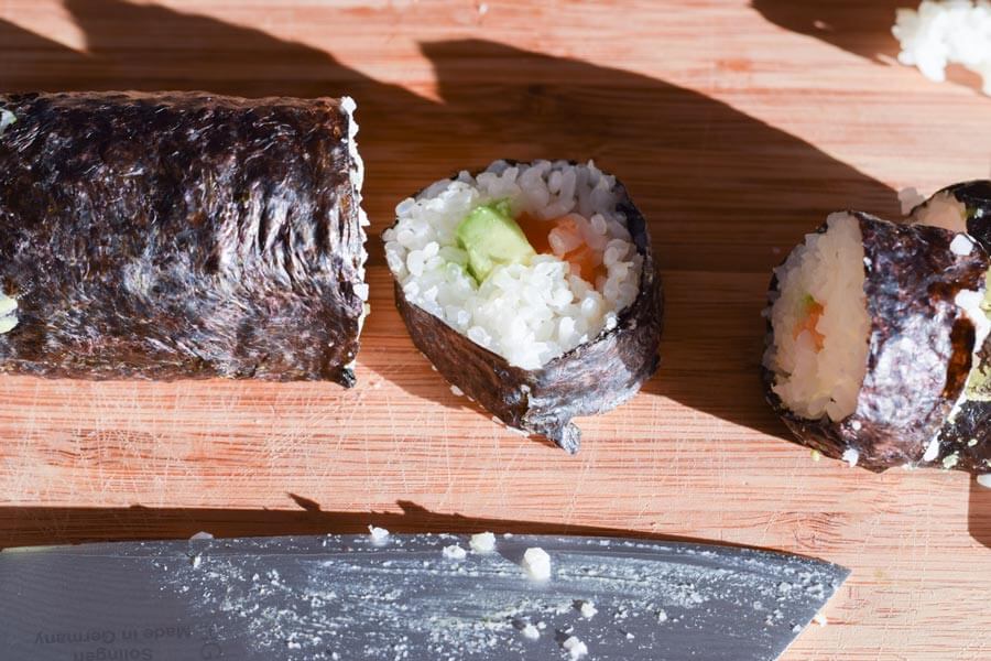 Maki Sushi mit Lachs und Avocado - Sushi selber machen - Sushirolle.de