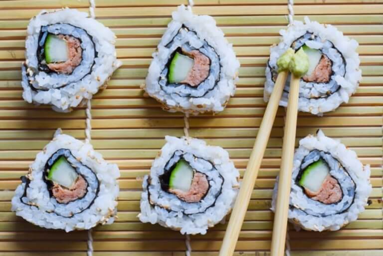 Inside-Out-Rolls Thunfisch - Sushi selber machen - Sushirolle.de