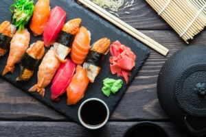Sushi bei Starbucks, Aral & Tchibo sollen mehr Kunden locken