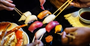 Was wird gern zum Sushi dazu getrunken?