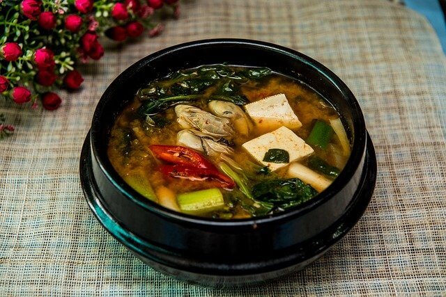 Vor dem Sushi-Genuss: Miso-Suppe als Vorspeise probieren