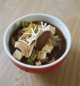 Vor dem Sushi-Genuss: Miso-Suppe als Vorspeise probieren